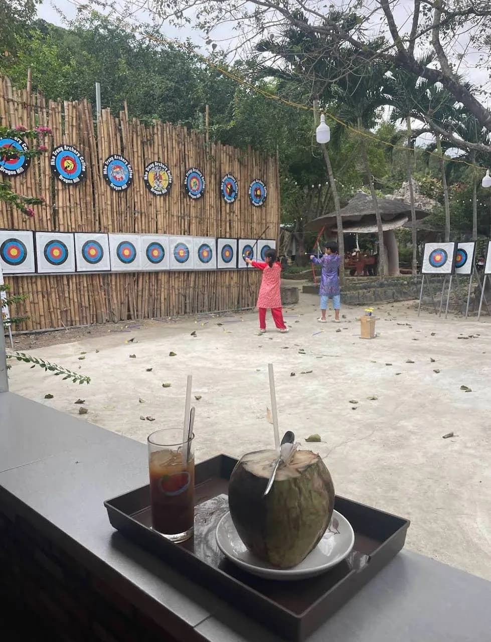 Ряд мишеней у бамбуковой стены в Archery Coffee