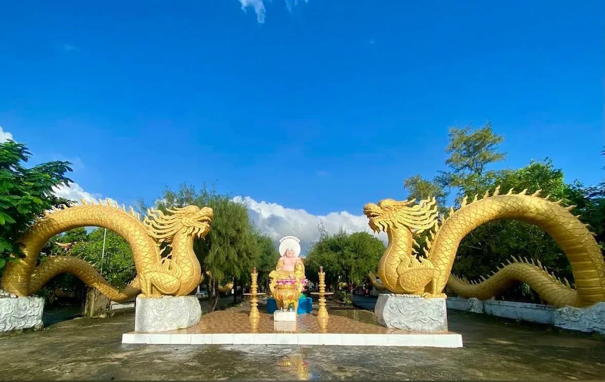 Золотые драконы у входа в храм Chùa Từ Vân под Камранью