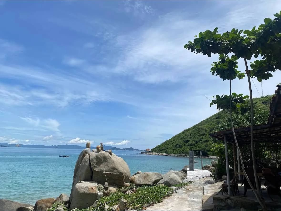 Boulders and white sand at the edge of Gành Nhảy beach