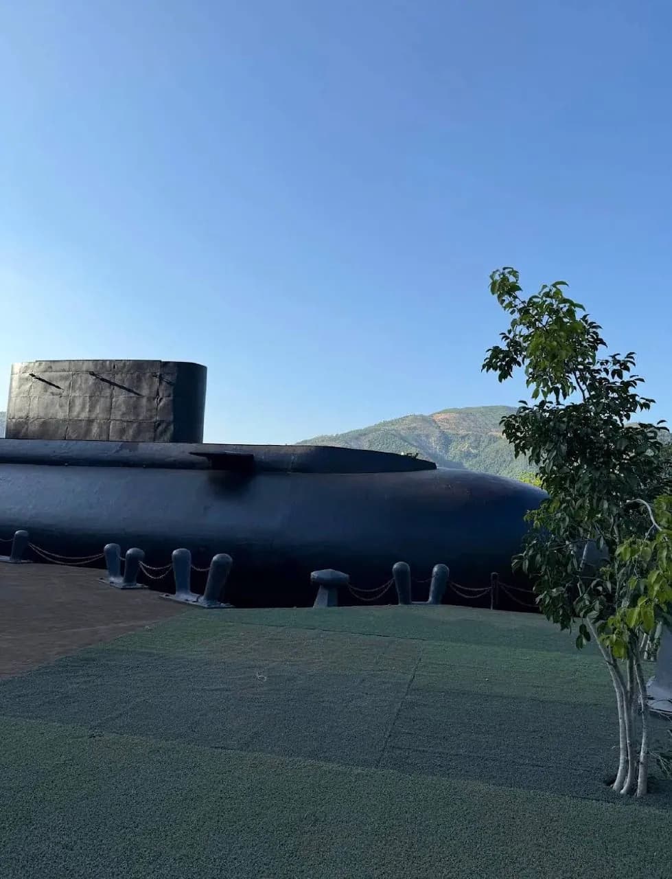 Подводная лодка среди деревьев в парке Tàu Ngầm