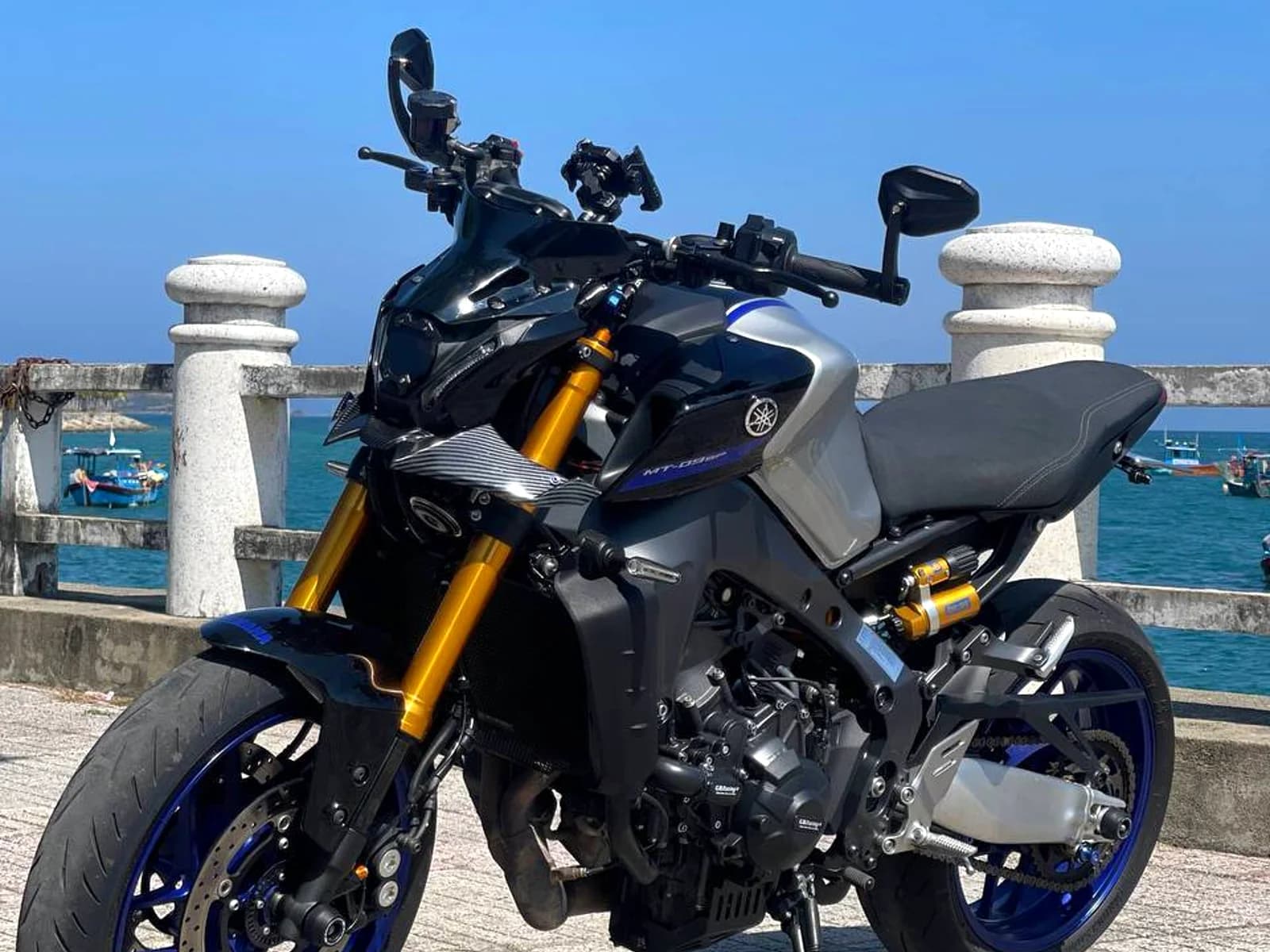 Мотоцикл Yamaha MT-09 SP из парка UNIQ Moto на набережной в Нячанге