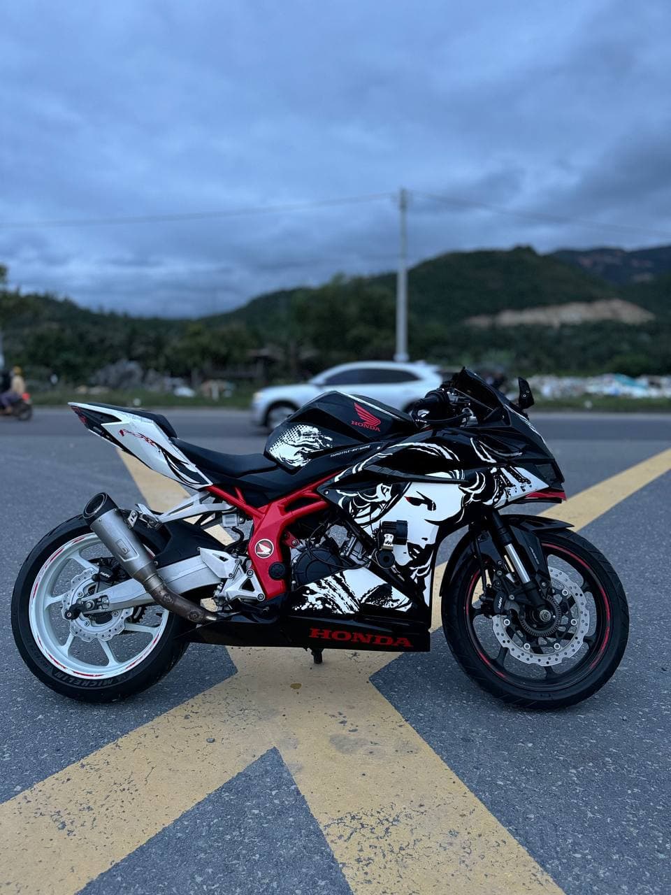 Honda CBR650R 3